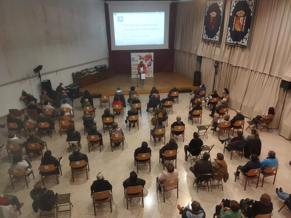 En la página online se encuentra un vídeo, donde se pueden ver, de forma conjunta o por separado, los testimonios temáticos de 21 entrevistadas sobre su vida cotidiana y desempeño social