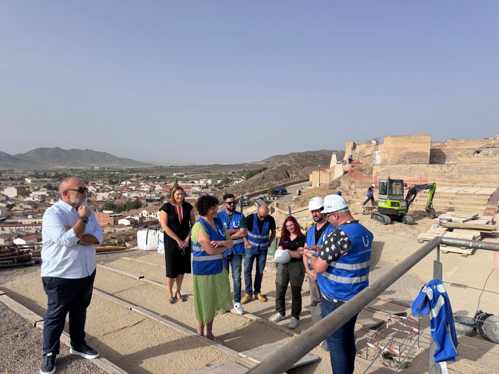 La alcaldesa de Puerto Lumbreras visita los trabajos de rehabilitación que se están ejecutando en el Castillo de Nogalte