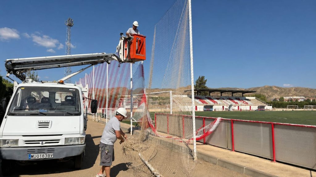 El Ayuntamiento de Puerto Lumbreras pone a punto el Campo de Fútbol Municipal de cara al inicio de temporada  2026/2027