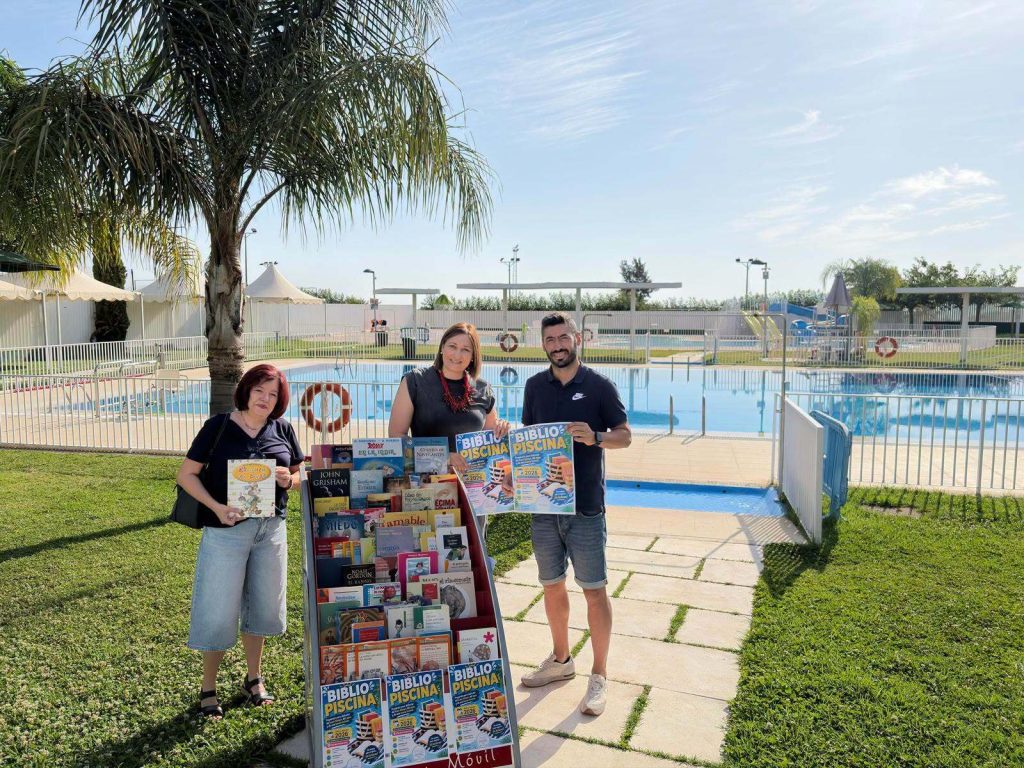 El servicio de ‘Bibliopiscina’ seguirá en marcha todo el mes de agosto para fomentar la lectura en las piscinas de verano de Puerto Lumbreras